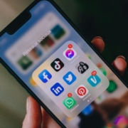 WhatsApp in France – person using a smartphone for messaging