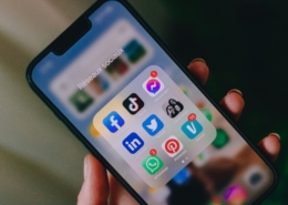 WhatsApp in France – person using a smartphone for messaging