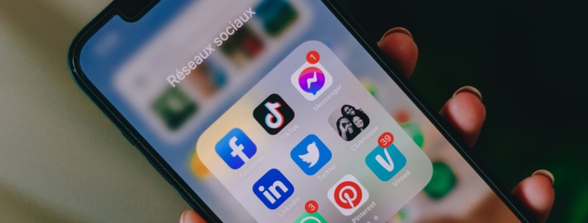 WhatsApp in France – person using a smartphone for messaging