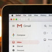 Email Marketing mit KI - Laptop, Symbolbild fuer KI-gestuetztes E-Mail-Marketing