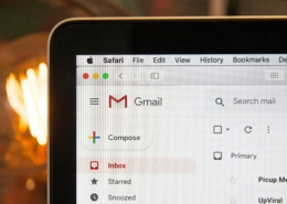 Email Marketing mit KI - Laptop, Symbolbild fuer KI-gestuetztes E-Mail-Marketing
