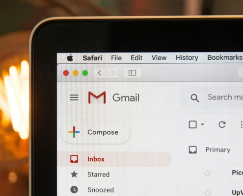 Email Marketing mit KI - Laptop, Symbolbild fuer KI-gestuetztes E-Mail-Marketing