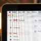 Email Marketing mit KI - Laptop, Symbolbild fuer KI-gestuetztes E-Mail-Marketing